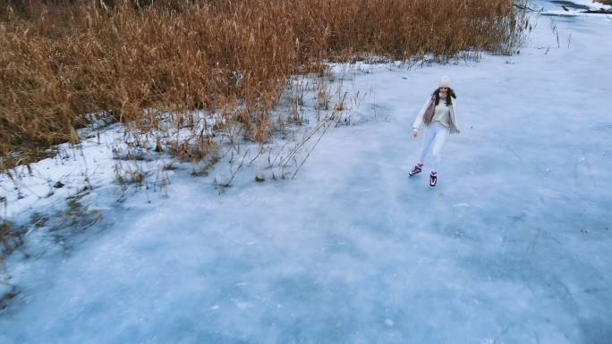 年轻女子在结冰的湖面上滑冰