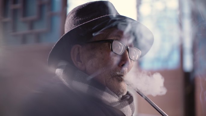 老人抽烟 叶子烟 老烟枪 留守老人