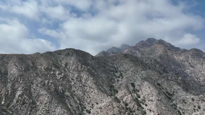 商用素材：航拍贺兰山山脉风光