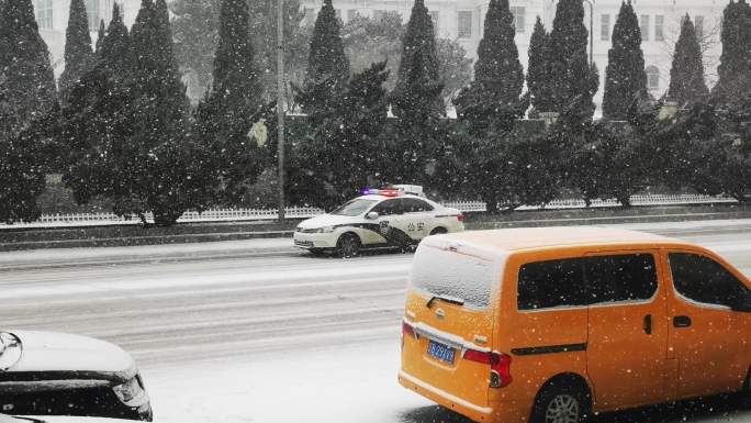 下雪天出警的警车 雪天道路