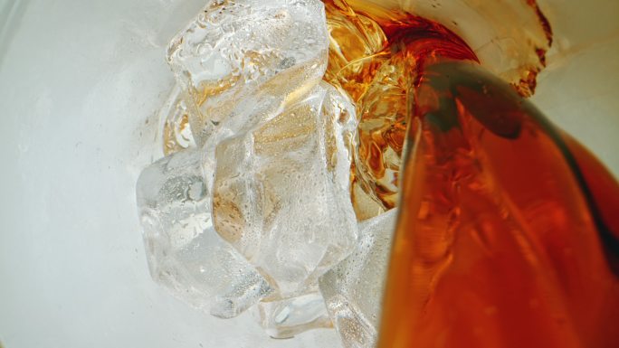 SLO MO LD液体倒入玻璃杯中的冰块
