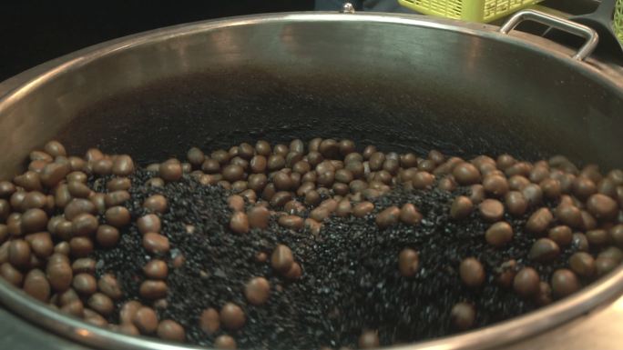 在机器中用热的黑色石头烹饪栗子。