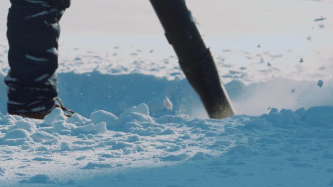 人工清雪：在冰天雪地工作的环卫工人