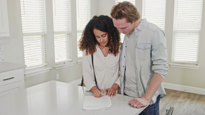 年轻夫妇签署了购买第一套住房的房地产文件