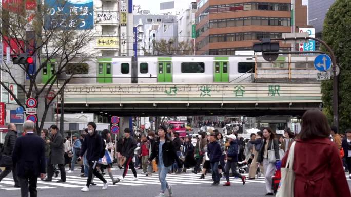 慢镜头：行人在日本东京穿行
