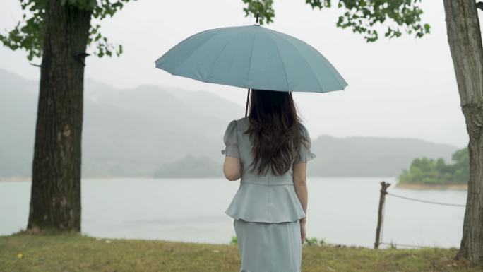 雨天女孩湖边失落伤感