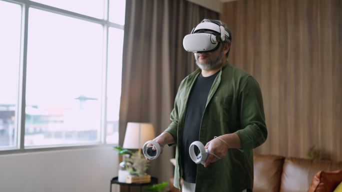流亡亚洲活跃男性在家客厅享受虚拟增强现实元宇宙电子竞技在线数字世界游戏，休闲放松男性在家玩数字休闲游
