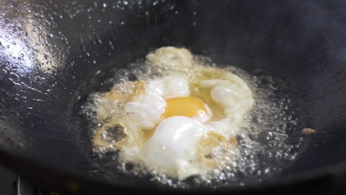 煎鸡蛋油锅煎鸡蛋做早餐营养餐妈妈爱心早餐