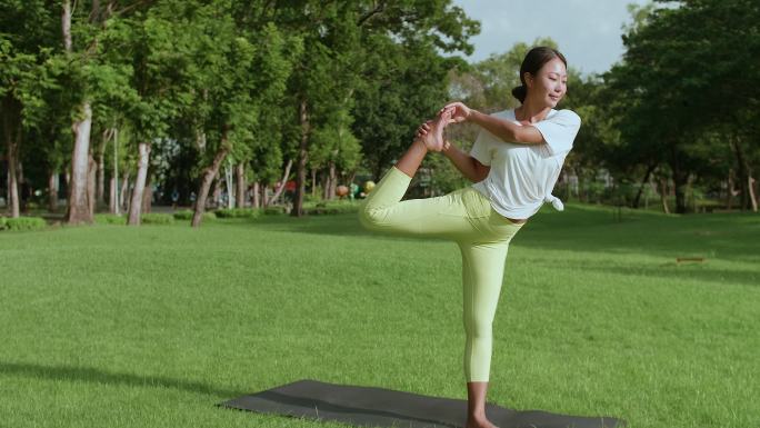瑜伽运动健身锻炼有氧运动户外瑜伽练习性感