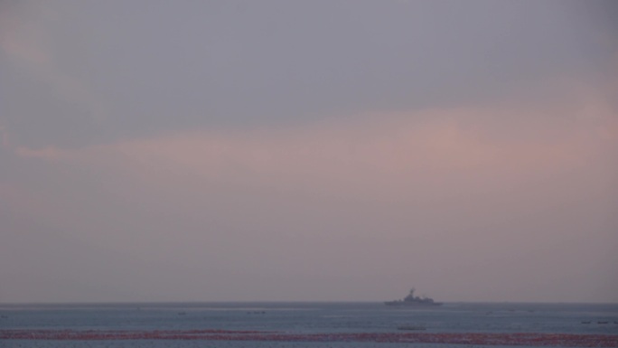 黎明清晨晨曦舰艇出航橘色天空微亮的天空