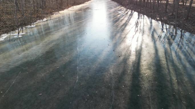 4K航拍阳光下结冰的河流-河北永定河