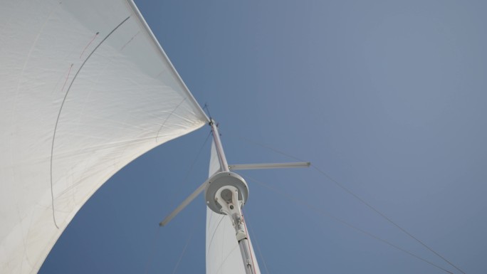 船的桅杆、悬臂和主帆的俯视图