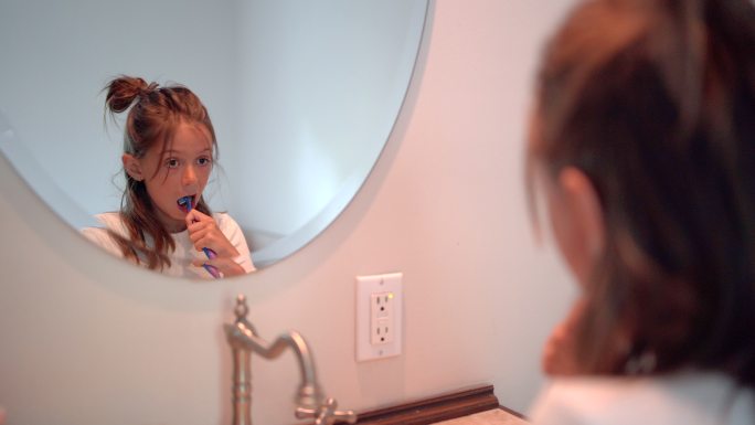 年轻女孩刷牙。儿童孩子三胎二孩快乐成长大
