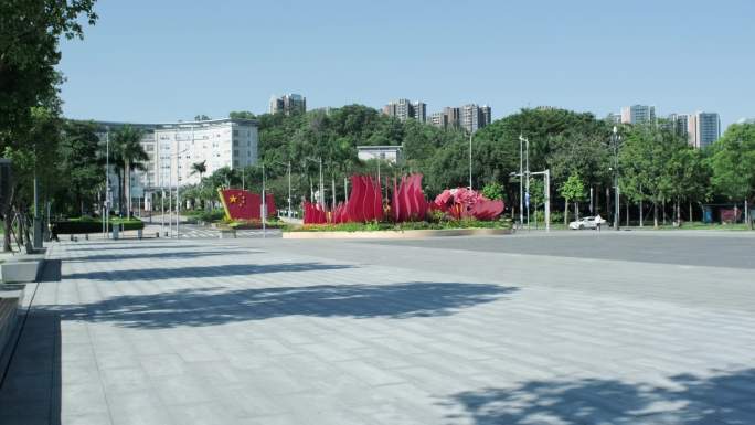 疫情时代城市公园红旗人流少 观澜世纪广场