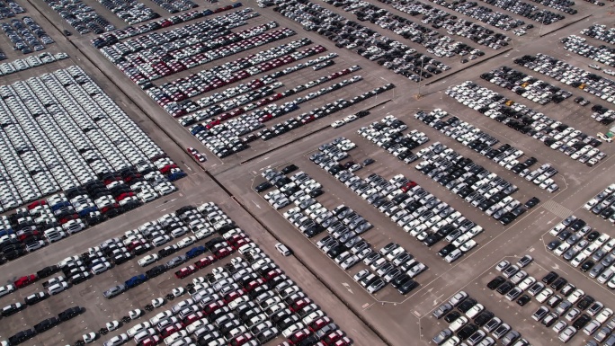 鸟瞰图，数千辆新车在港口出售