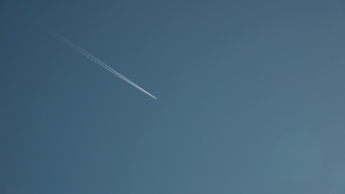 飞行航迹飞机拉线飞行轨迹划过天际的飞机
