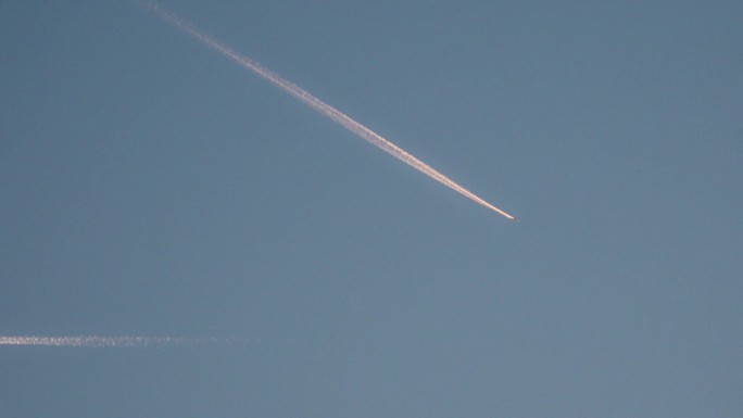 飞行航迹飞机拉线飞行轨迹划过天际的飞机