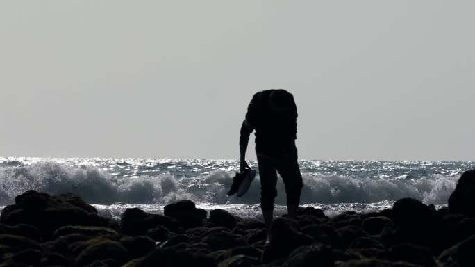 海边沉思生活无奈的人 男人剪影，大海海浪