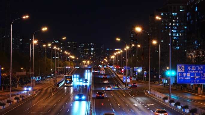 北京北二环夜晚的道路交通车流