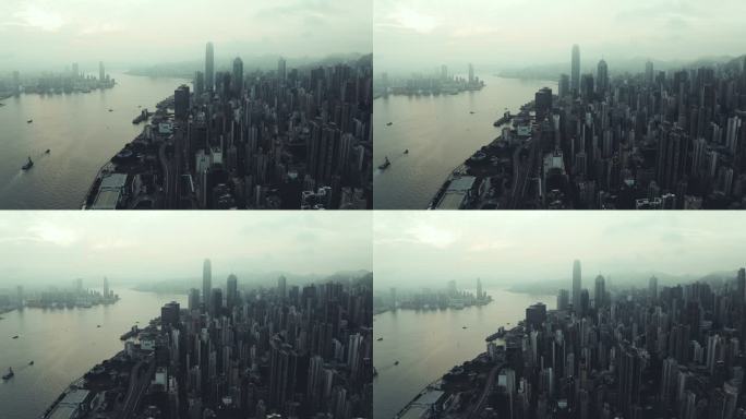 云雾笼罩着香港的建筑