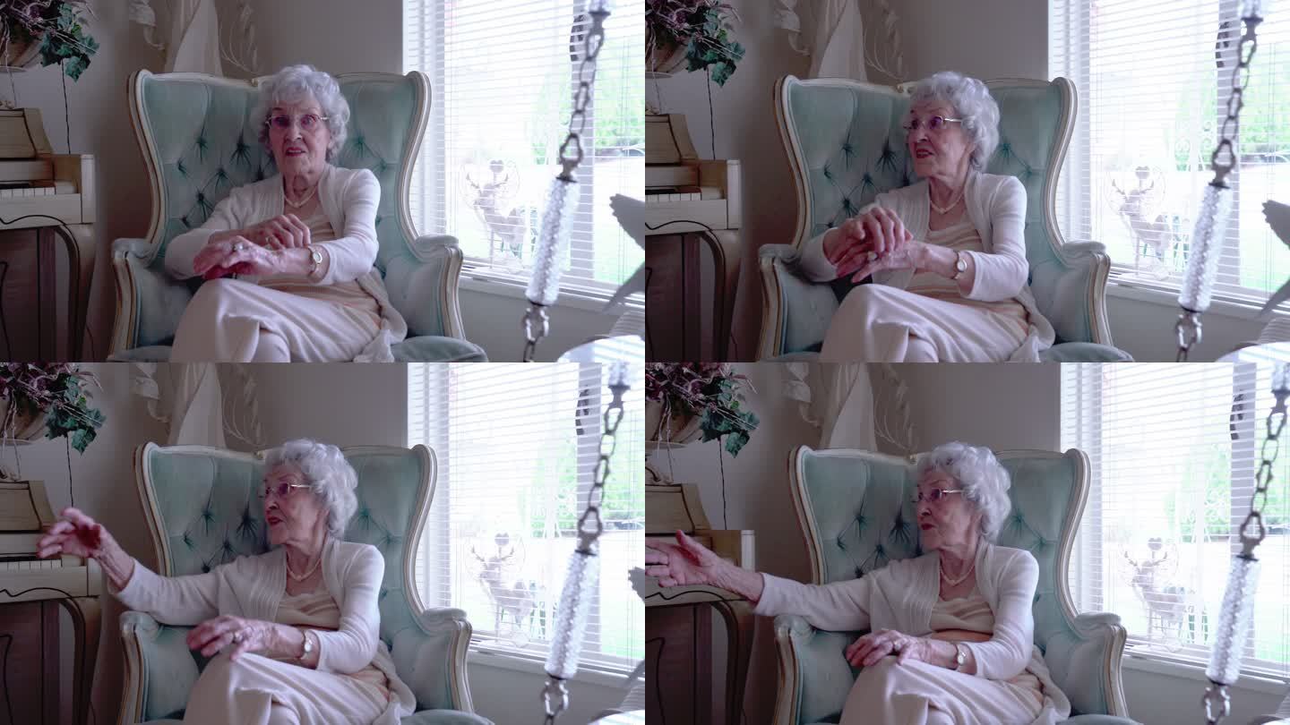 100岁妇女在家里愉快地交谈