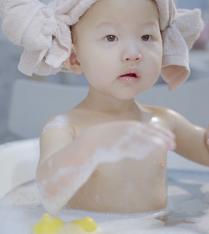婴儿宝宝洗澡竖拍视频