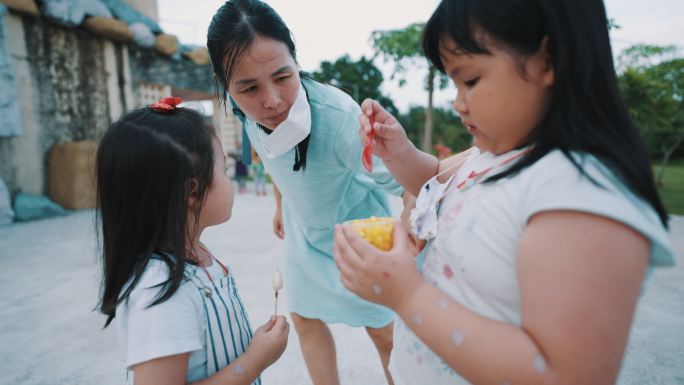 亚洲同胞女孩和姐妹们喜欢吃冰淇淋。