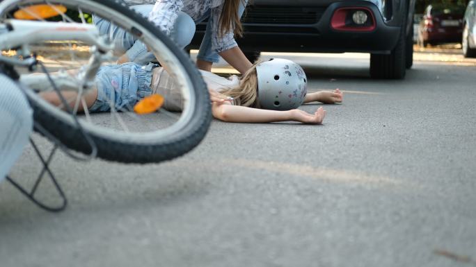 自行车事故自行车事故撞车撞人头盔急救
