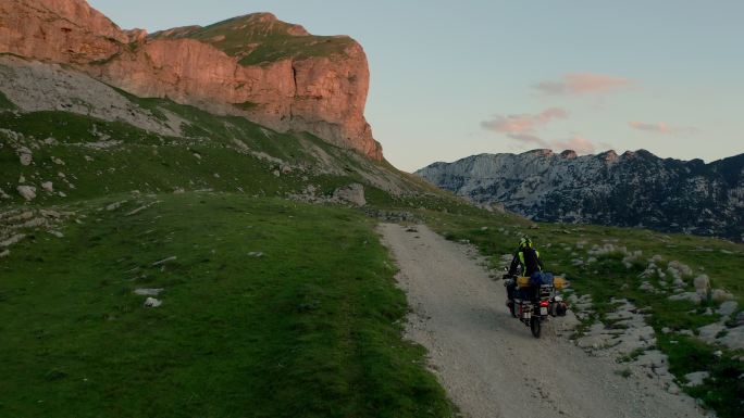 日落时分在山上骑自行车的无人机镜头