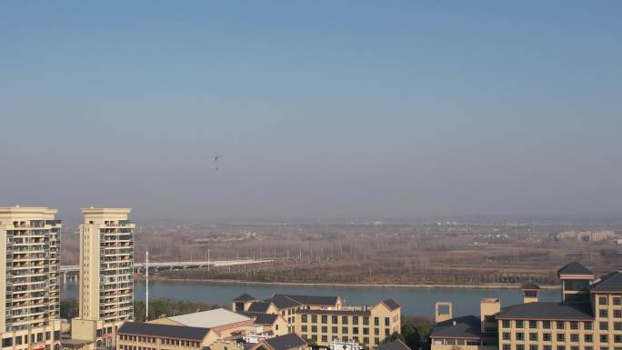 湖北随州随县城市上空的取水直升机