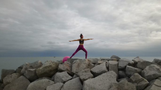 女人在海边户外锻炼和冥想瑜伽。