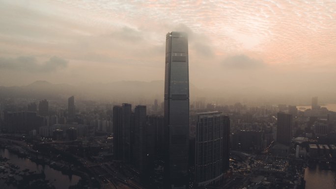 云雾笼罩着香港的建筑