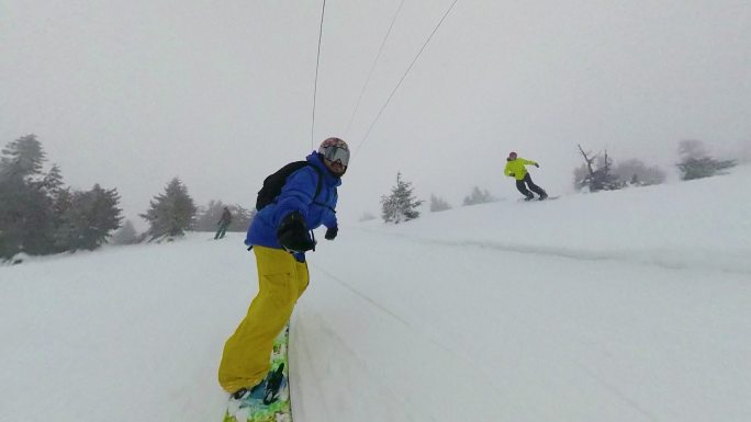 滑雪斜坡上的一群滑雪者和单板滑雪运动员