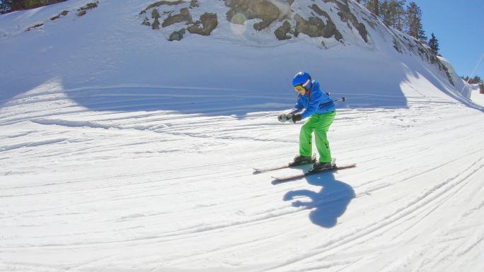 小女孩学滑雪运动健身锻炼有氧滑雪镜头冬天