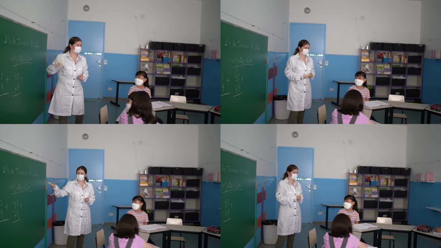 老师在教室里讲话-戴口罩