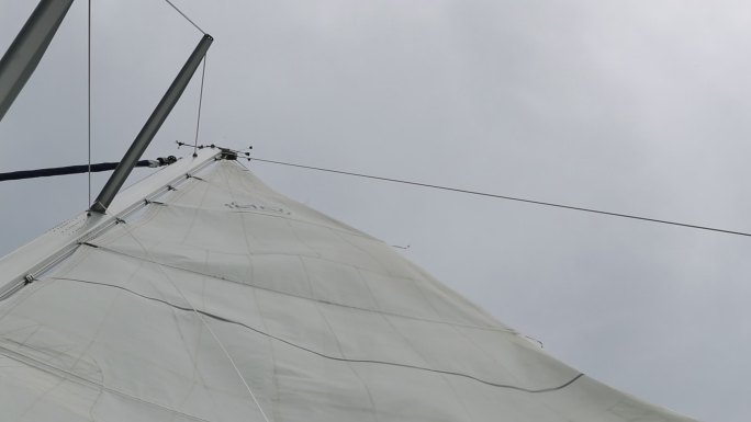 帆在风中扇动帆船、游艇、英属维尔京群岛