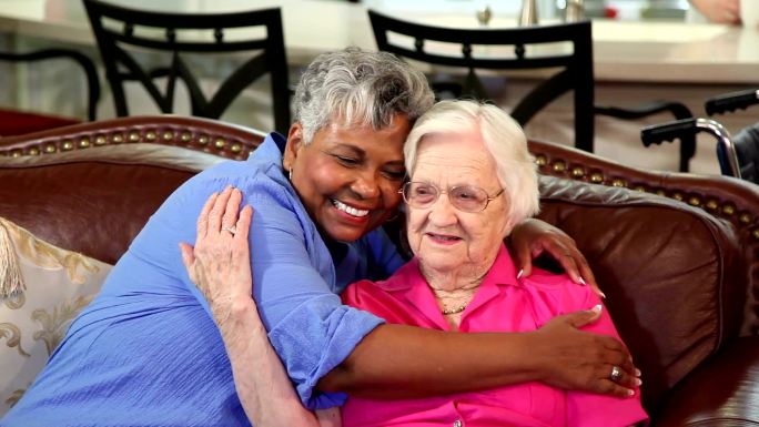 老年患者的家庭护理护士。拥抱。