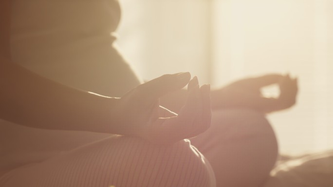 孕妇在家冥想瑜伽居家健身打坐冥想健康美女