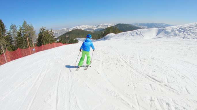 小女孩学滑雪跟随跟拍挑战自我极限运动