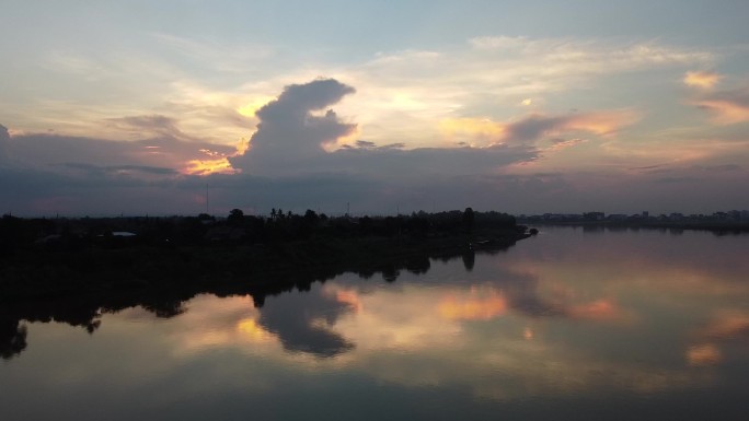 湄公河上的晚霞