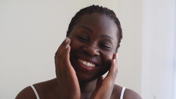 黑人女性护肤品面部按摩仅中年女性头部拍摄