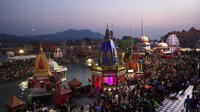 Ganga Aarti的意思是为恒河祈祷。恒河是印度的圣河。在印度北阿坎德邦的哈里德瓦，它被当作女神