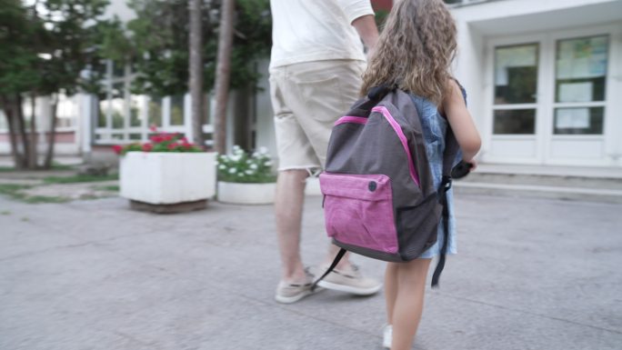 开学第一天幼儿园小女孩父女送上学