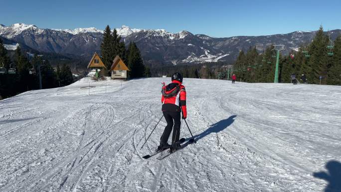 女子滑雪回转滑雪冰雪运动冬天冬季体育