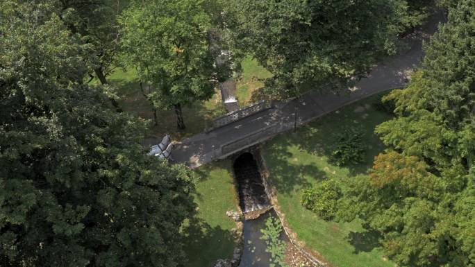 空中马车穿过公园的一座桥