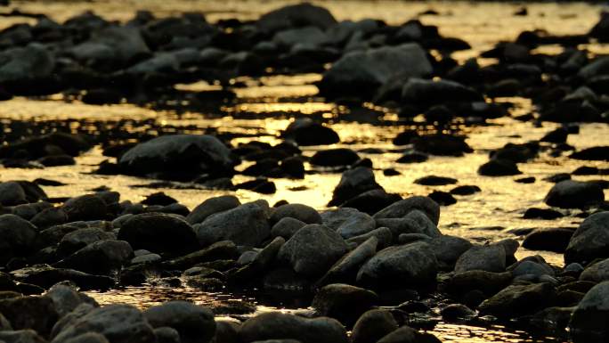 小河石缝流淌