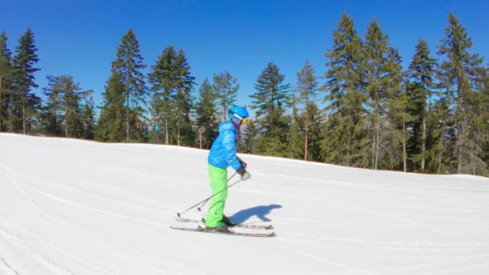 小女孩学滑雪冬季体育运动活动滑雪场
