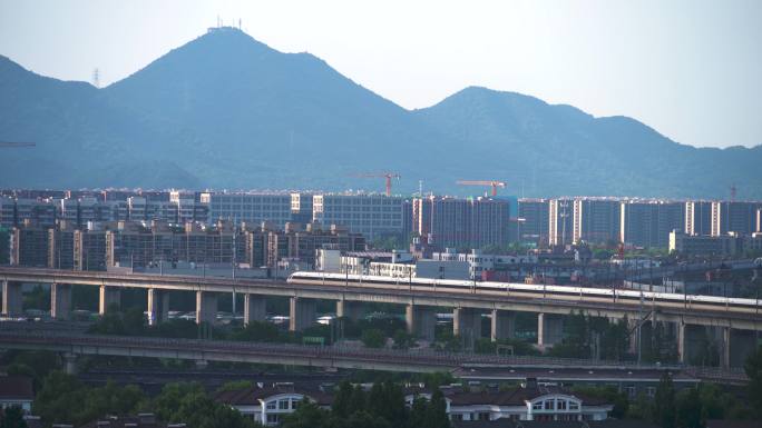 4K高清 阳光下的高铁飞驰而过