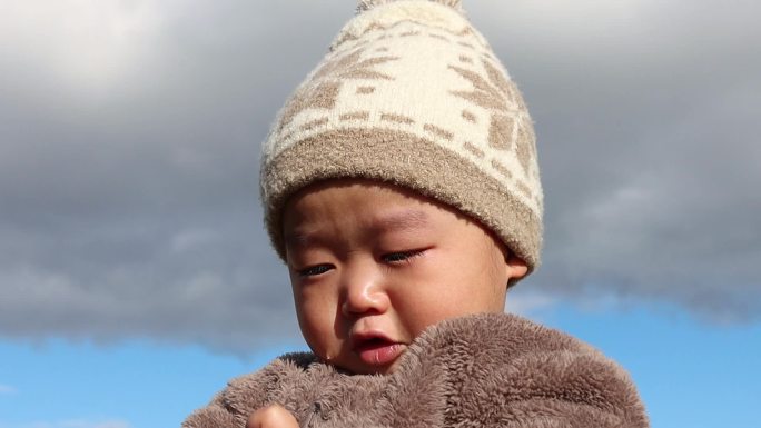 11个月大的亚洲婴儿大声哭泣的肖像