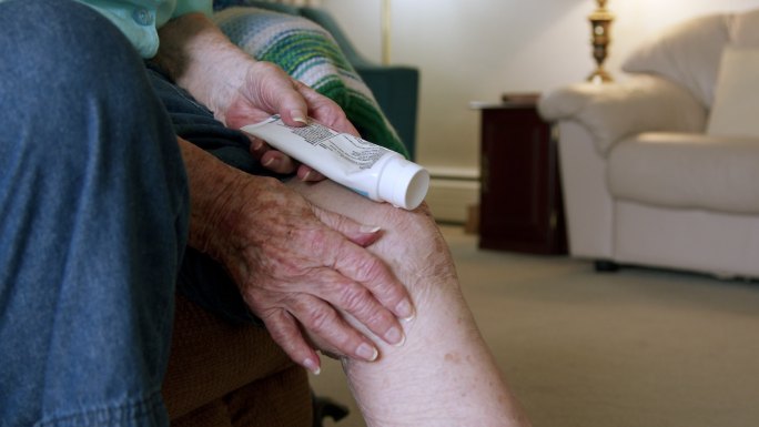 老年妇女应用止痛膏治疗膝盖和关节疼痛